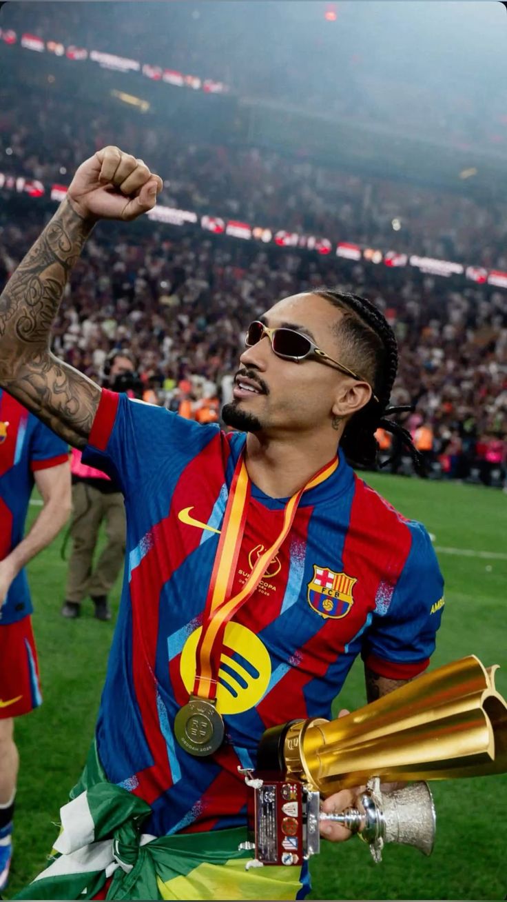 صوؤة الاعب البرازيلي رافينها وهو يحمل كأس السوبر الاسباني